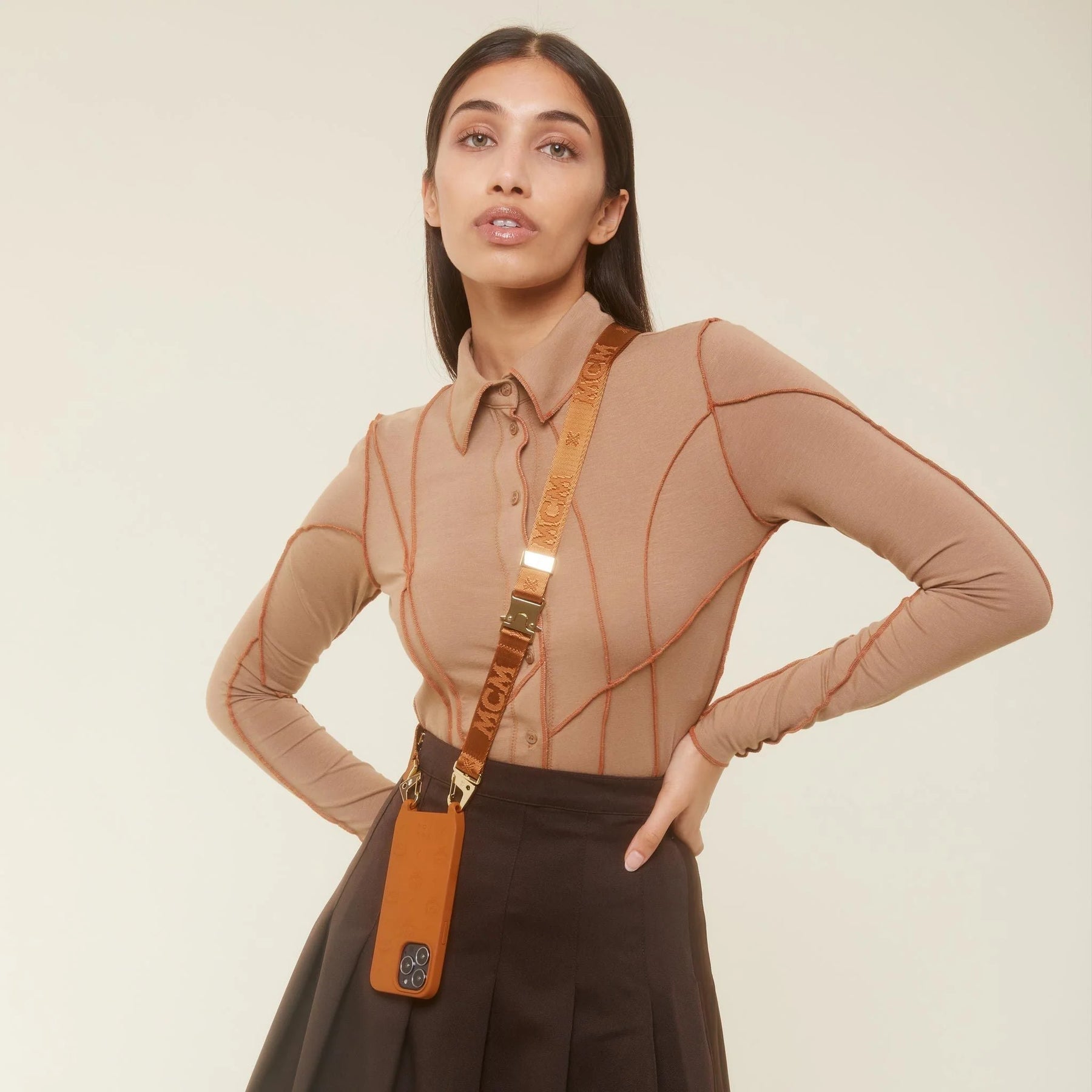 MCM x XOUXOU Handykette in Cognac