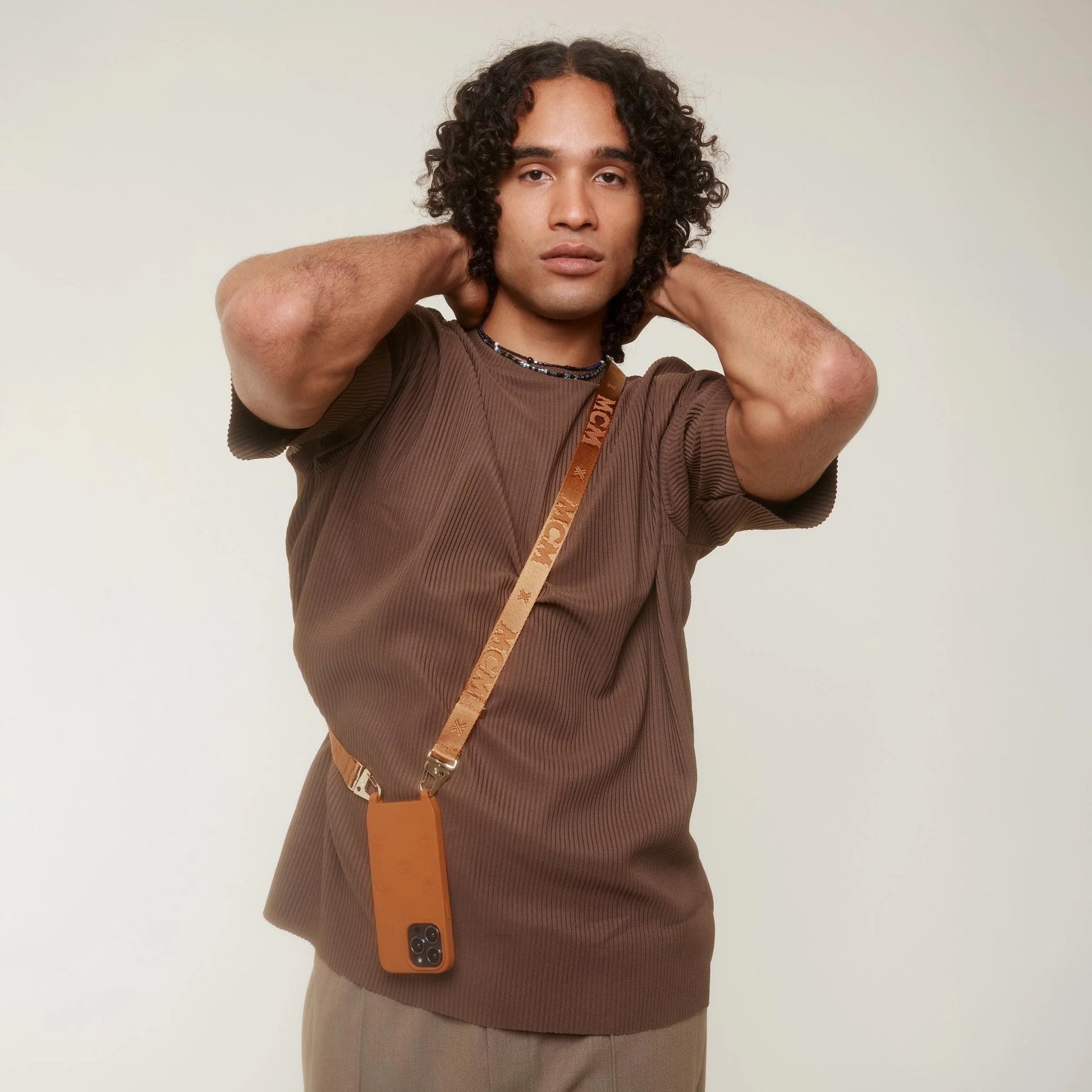 MCM x XOUXOU Handykette in Cognac